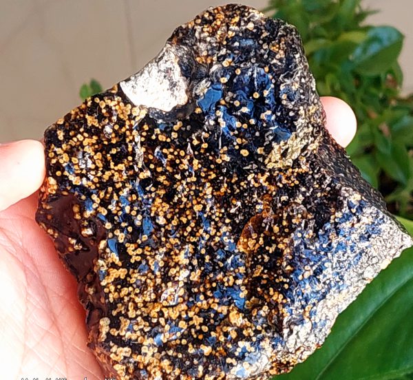 سنگ راف آبسیدین مشکی شکوفه به وزن 550 گرم